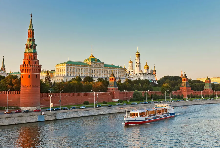 Москва, опять я твой заезжий гость...